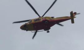 Civitanova, grave dopo una caduta in piazza: uomo soccorso in eliambulanza