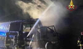 Prima lo schianto poi le fiamme, camion prende fuoco nel sottopasso: muore l'autista
