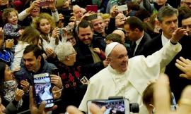Il sindaco di Monte Cavallo regala a Papa Francesco il calendario di Picchio News - VIDEO