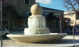 A Macerata fontana di ghiaccio alla stazione