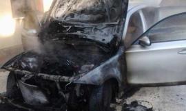Passo di Treia, auto in sosta distrutta da un incendio