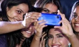 India, sei giovani indiani ricoverati in ospedale per combattere il “selfiecidio”
