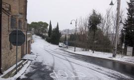 Montecosaro, il suggestivo paesaggio dopo la nevicata di oggi - FOTO