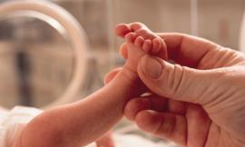 Madre coraggio partorisce quattro gemellini sfidando il cancro