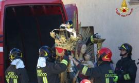 I vigili del fuoco recuperano una statua lignea del Trecento in una chiesa di Camerino - FOTO - VIDEO
