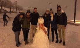 La neve non ferma gli studenti Unicam che inventano la mascotte "Erasmo"