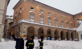 Camerino, i danni del sisma si aggravano e la neve ne copre una parte