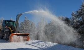 Cento mezzi al lavoro per liberare le frazioni dalla neve