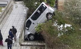 Macerata, pulmino si sfrena e piomba in fondo alle scalette della chiesa