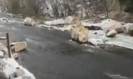 25mila firme per la petizione per riaprire la Valnerina: intanto la strada è sempre più un fiume - VIDEO