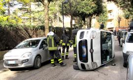 Auto si ribalta nei pressi dell'Ospedale di Macerata