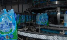 Auchan toglie dagli scaffali l'acqua minerale naturale Sant'Anna sorg. Rebruant: segnalato uno strano odore