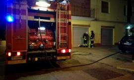 Auto avvolta dalle fiamme, paura per i condomini di un palazzo a Macerata - FOTO - VIDEO