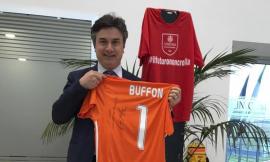 "I vincenti non mollano mai": Buffon dona la sua maglia a Unicam