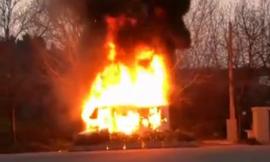 Camper prende fuoco a Porto Potenza Picena. Intossicato il proprietario - VIDEO -