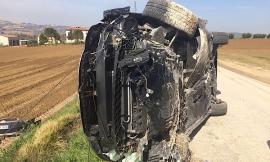Sbanda e si ribalta con l'auto: illeso il conducente di una Citroen