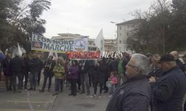 Presidio della Lega a Monte San Giusto, ma non c'è Salvini: "Solidarietà al carabiniere e alle forze dell'ordine"