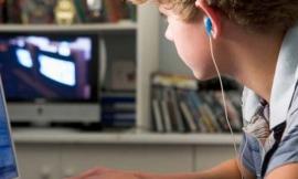 Il web e i pericoli per i giovani ipnotizzati dalla rete: aumentano i reati come sexting e cyberbullismo