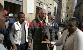 "Vogliamo una vita dignitosa": immigrati protestano di fronte alla Questura di Macerata