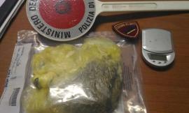 Fermato dalla Polizia con 25 grammi di "maria" nello zaino: denunciato 26enne di Macerata
