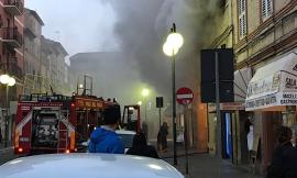 Incendio in Corso Cairoli: fiamme e fumo dalle finestre di un appartamento