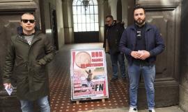 “Non dargli neanche un centesimo”, volantinaggio contro abusivi al mercato
