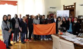 Macerata, un drappo e coccarde arancioni per la "Giornata mondiale contro le discriminazioni razziali"