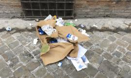 Vandalismo e sporcizia in via Crescimbeni a Macerata: la rabbia dei residenti