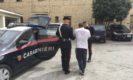 Minaccia i vicini ed i carabinieri: arrestato un uomo a Macerata