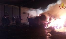A fuoco camion con un carico di fieno a San Severino