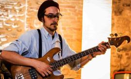 Luca Orsini cantautore e bassista live a Macerata