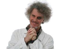 Paolo Migone di Zelig dialoga di scienza alla Geostruttura di Camerino