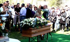 Una intera comunità in lacrime per l'addio a Riccardo - LE FOTO