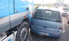 Auto urta camion cisterna: incidente all'ingresso della superstrada a Civitanova