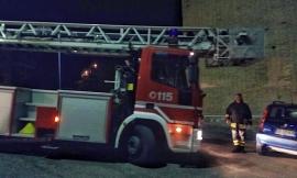Perde i sensi mentre lavora sul tetto: salvato dai Vigili del Fuoco