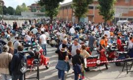 A San Severino vespisti vendono collane floreali per aiutare i senzatetto