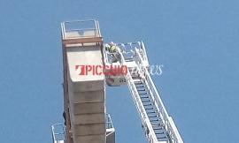 Prende il sole su una gru di trenta metri: denunciato per procurato allarme