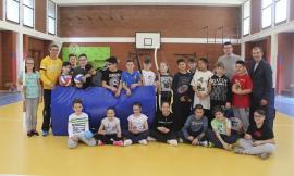 Da “Un gol per le Marche” materiale sportivo per le scuole terremotate di Tolentino