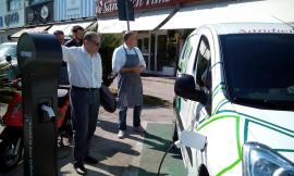 Civitanova, Corvatta visita ristorante con colonnina auto elettriche