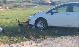 Tolentino, scontro fra auto e scooter: praticamente illeso il centauro
