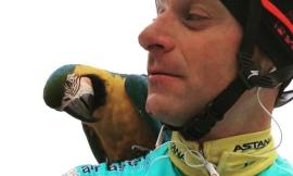 Michele e Franky: la storia del pappagallo che insegnò all'Aquila a volare