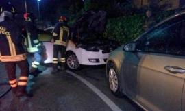 Macerata, automobile prende fuoco in via Bartolini