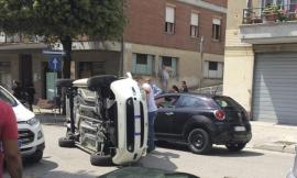 Spettacolare incidente a Tolentino: auto si ribalta in viale Buozzi