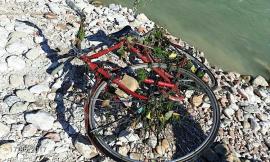 Vandali in azione: gettata bici dal Ponte del Diavolo