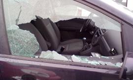 Tolentino, vandali in azione: spaccati i finestrini alle auto in sosta in viale Vittorio Veneto