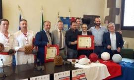 Treia e Firenze, gemellaggio tra Calcio storico e Palla al bracciale: presentati i nuovi palloni fatti a mano