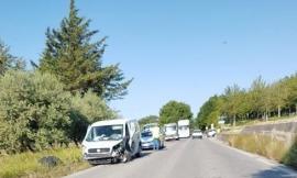 Incidente durante il sorpasso: coinvolti un'auto, un furgone e un trattore