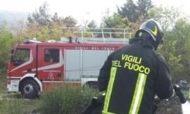 Nube di fumo a Montelupone, mietitrebbia in fiamme