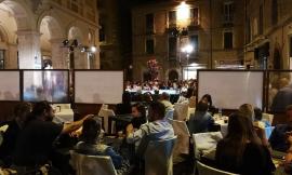 Macerata, pannelli bianchi dividono Piazza Cesare Battisti