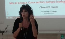 Veronica Pivetti ad Unicam presenta il libro “Mai all’altezza: come sentirsi sempre inadeguata e vivere felice” -FOTO e VIDEO